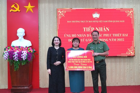 Bộ Công an trao 5 tỷ đồng hỗ trợ Nhân dân tỉnh Quảng Ngãi khắc phục hậu quả do mưa lũ gây ra