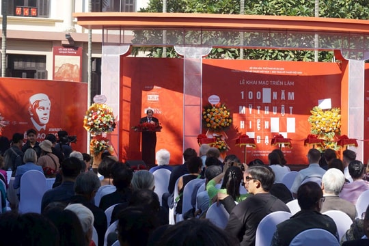 Khai mạc triển lãm "100 năm mỹ thuật hiện đại"