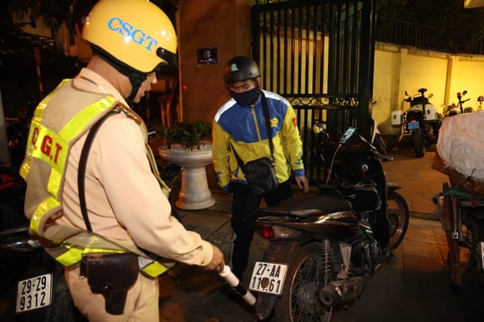 CSGT Hà Nội xuyên đêm xử lý hàng trăm trường hợp che biển số, dùng điện thoại khi lái xe
