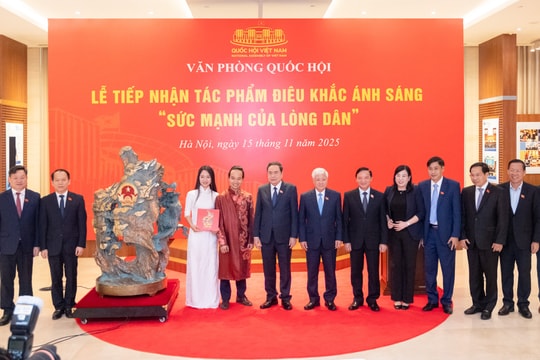 Văn phòng Quốc hội tiếp nhận tác phẩm điêu khắc ánh sáng "Sức mạnh của lòng dân"