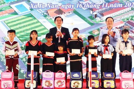 Phó Thủ tướng Chính phủ Hồ Quốc Dũng dự lễ khởi công các trường liên cấp tại Gia Lai