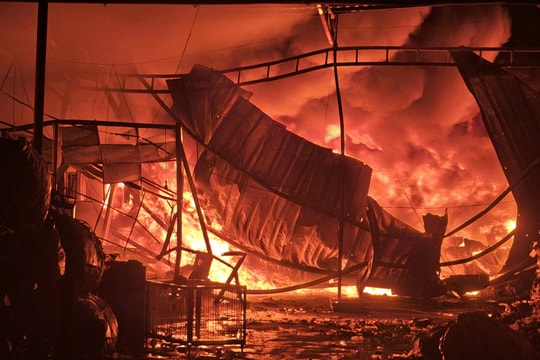 An Giang: Cháy kho phế liệu rộng 300m2