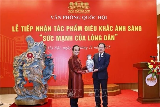 NA Chairman receives light sculpture ahead of legislature's 80th anniversary