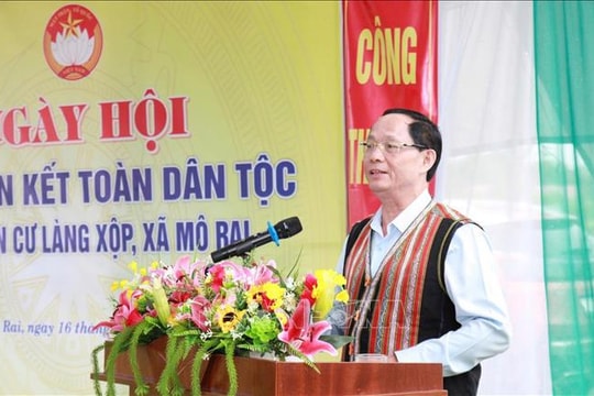 Phó Chủ tịch Quốc hội, Thượng tướng Trần Quang Phương dự Ngày hội Đại đoàn kết toàn dân tộc làng Xộp, xã Mô Rai, tỉnh Quảng Ngãi