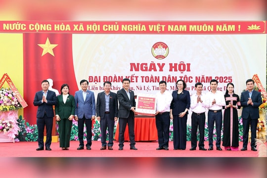 Phó Chủ tịch Quốc hội Vũ Hồng Thanh dự  Ngày hội Đại đoàn kết tại Quảng Ninh