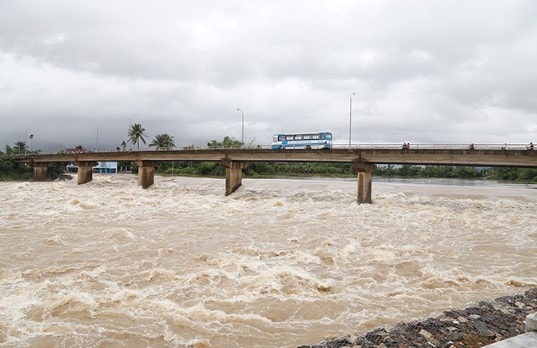 Cảnh báo lũ khẩn cấp báo động 3 trên hệ thống các sông ở Đà Nẵng và Huế