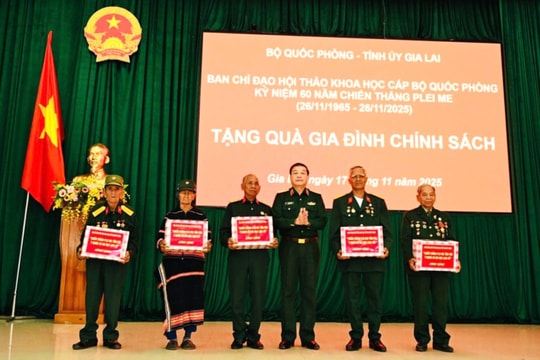 Gia Lai: Tặng quà gia đình chính sách nhân kỷ niệm 60 năm Chiến thắng Plei Me