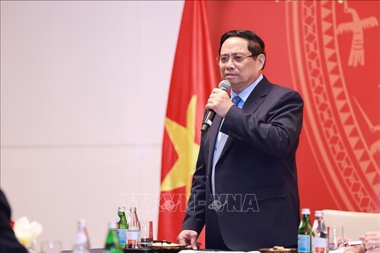 Thủ tướng Phạm Minh Chính và Phu nhân gặp gỡ cán bộ cơ quan đại diện và cộng đồng người Việt Nam tại Kuwait