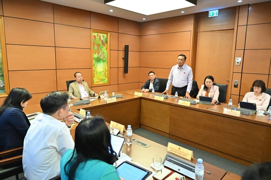 Đầu tư cho trường học và bệnh viện càng nhiều càng tốt