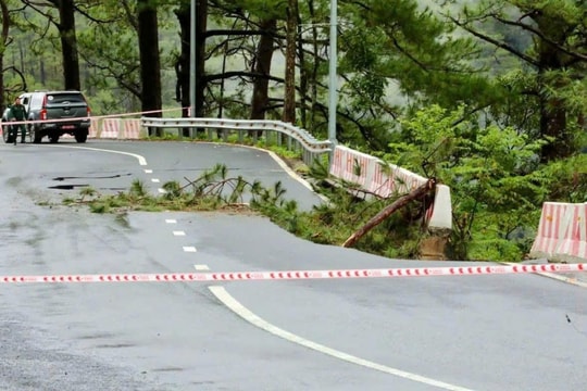 Nhiều tuyến đường đèo tại khu vực miền Trung Tây Nguyên xảy ra sạt lở nghiêm trọng