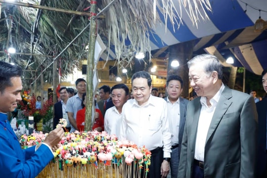 Party chief, NA Chairman attend great national unity festival in Hanoi’s Ba Dinh ward