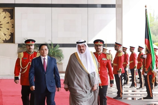 Kuwaiti Prime Minister hosts welcome ceremony for Vietnamese counterpart