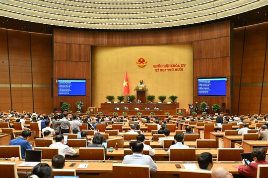 Chiều 17/11/2025, Kỳ họp thứ 10, Quốc hội thảo luận ở Hội trường