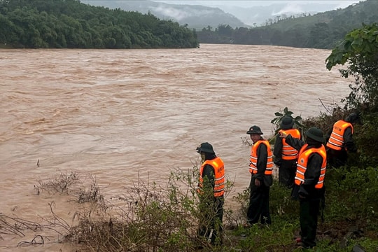 Bộ đội Biên phòng Quảng Trị triển khai các tổ tìm kiếm tài xế xe tải bị nước cuốn trôi
