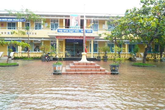 Huế: Các trường học ở vùng bị ảnh hưởng mưa lũ cho học sinh nghỉ học ngày 18/11