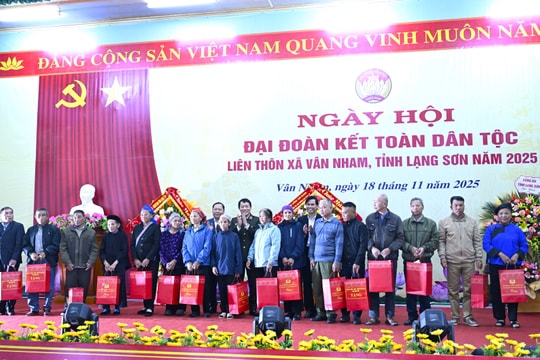 Đại tướng Lương Tam Quang dự Ngày hội Đại đoàn kết toàn dân tộc tại xã Vân Nham, tỉnh Lạng Sơn
