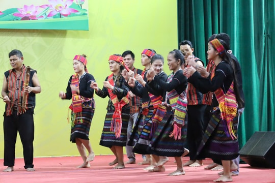 Giữ gìn văn hóa phi vật thể dân tộc thiểu số thông qua mô hình câu lạc bộ