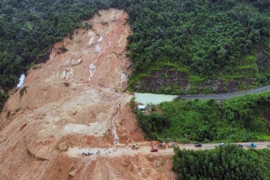 Khẩn trương khắc phục sự cố sạt lở đất tại đèo Khánh Lê