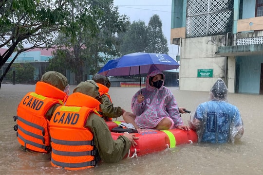 Đắk Lắk: Giao thông bị chia cắt, nhiều khu vực ngập sâu do lũ lên nhanh
