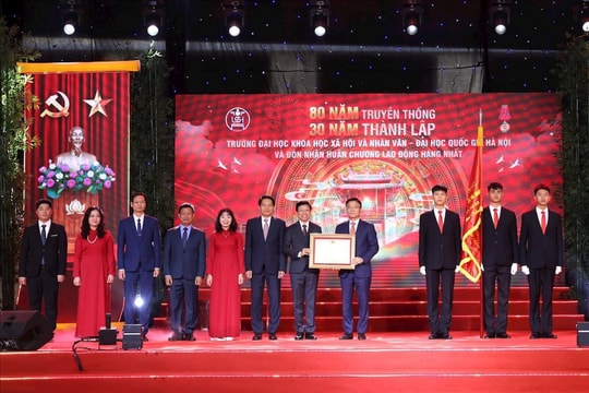 Trường Đại học Khoa học Xã hội và Nhân văn nhận Huân chương Lao động hạng Nhất