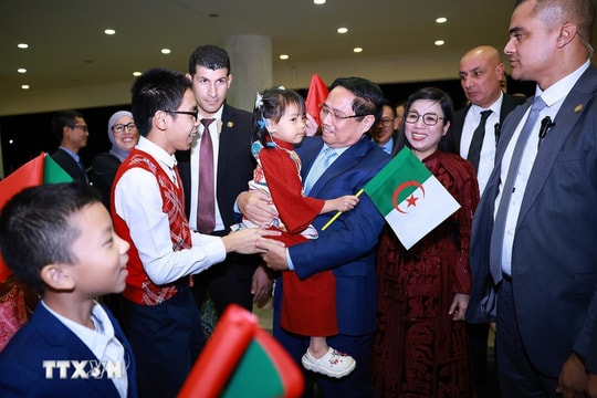 Thủ tướng Phạm Minh Chính và Phu nhân gặp mặt cộng đồng Việt Nam tại Algeria