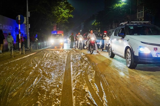Hà Nội: Xử lý tài xế làm rơi vãi bùn đất xuống đường Tôn Đức Thắng