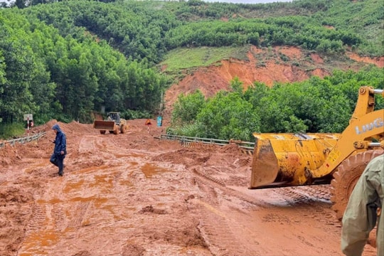 Khắc phục phục hậu quả thiên tai, bảo đảm an toàn giao thông cho người dân