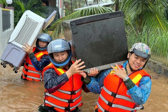 Đắk Lắk: Bộ đội Biên phòng hỗ trợ sơ tán người dân và tài sản trong mưa lũ