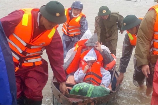 Bộ đội Biên phòng Đắk Lắk căng mình giúp dân chống lũ