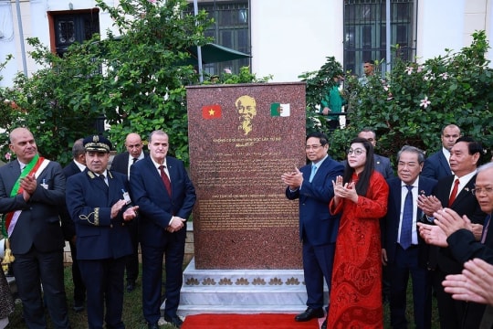 PM attends unveiling of President Ho Chi Minh memorial stele in Algeria