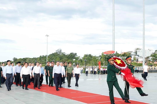 Party chief pays floral tributes to President Ho Chi Minh, martyrs in Phu Quoc