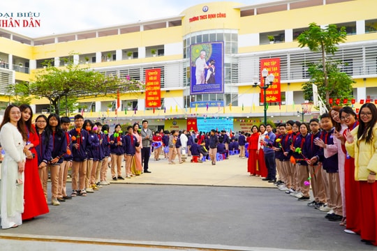 Hà Nội: Trường THCS Định Công kỷ niệm ngày Nhà giáo Việt Nam và đón nhận Bằng khen trường đạt chuẩn Quốc gia