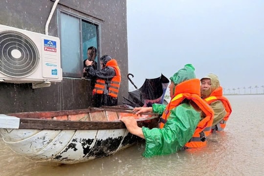 Bộ đội Biên phòng tỉnh Đắk Lắk hỗ trợ người dân vùng ngập lụt
