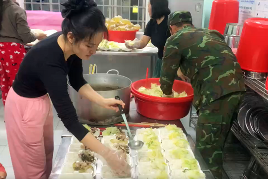 Đắk Lắk: Những bếp ăn dã chiến sưởi ấm tình quân dân vùng lũ