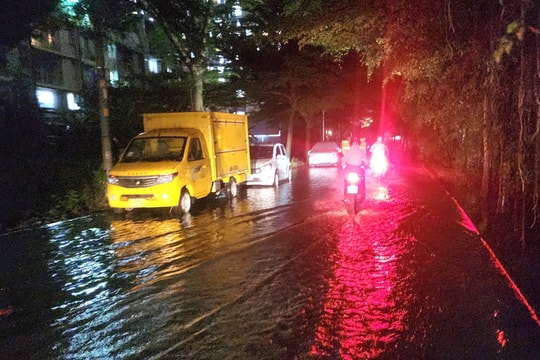 TP. Hồ Chí Minh: Nhiều tuyến đường ngập sâu khi triều cường vượt báo động