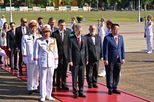 Chủ tịch Thượng viện Quốc hội Cộng hòa Czech Milos Vystrcil viếng Lăng Chủ tịch Hồ Chí Minh