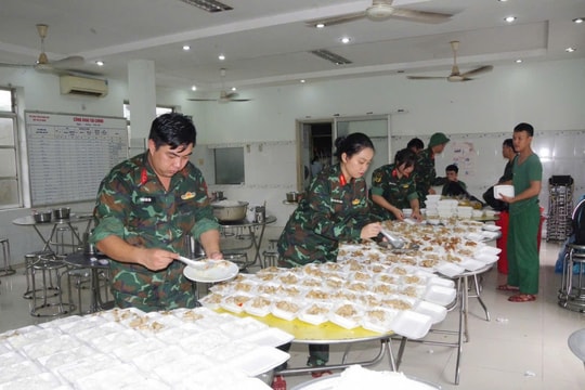 Khánh Hòa: Hơn 15.000 cán bộ chiến sĩ quân đội, công an, lực lượng xung kích địa phương tham gia ứng phó mưa lũ