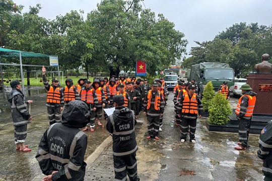 Bộ Tư lệnh Cảnh sát cơ động huy động tối đa lực lượng, ngày đêm hỗ trợ nhân dân vùng lũ miền Trung