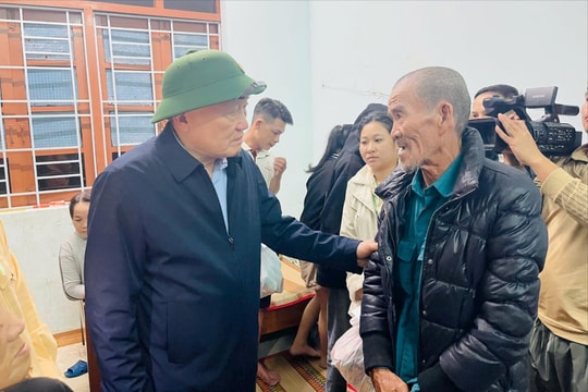 Phó Thủ tướng Thường trực Nguyễn Hòa Bình đến động viên người dân vùng lũ Đắk Lắk