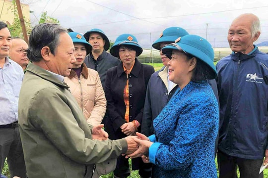 Chủ tịch Ủy ban Trung ương MTTQ Việt Nam Bùi Thị Minh Hoài thăm, động viên đồng bào vùng lũ Lâm Đồng
