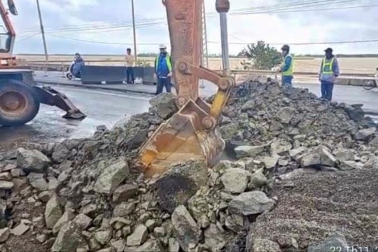 Nỗ lực thông tuyến các quốc lộ bị chia cắt do mưa lũ