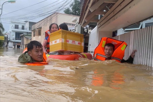 Hải quân Vùng 4 tăng cường lực lượng, kịp thời hỗ trợ nhân dân vùng lũ