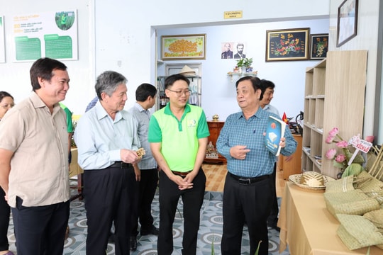 Phó Chủ tịch Quốc hội Lê Minh Hoan thăm HTX nông nghiệp công nghệ cao ở Đồng Tháp