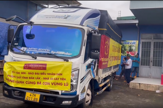 Hướng về miền Trung, Hoa Sen Home và Nhựa Hoa Sen đã triển khai cứu trợ nhu yếu phẩm cho bà con xuyên đêm