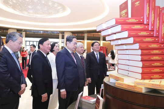 Chủ tịch Quốc hội Trần Thanh Mẫn tham quan Triển lãm "Quốc hội Việt Nam - quá trình xây dựng và hoàn thiện hệ thống pháp luật"