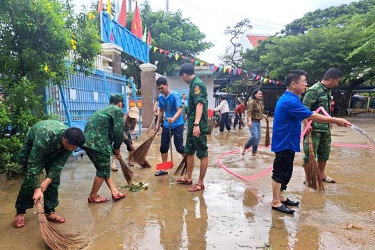 Bộ đội biên phòng giúp nhân dân vùng lũ trở lại cuộc sống bình thường