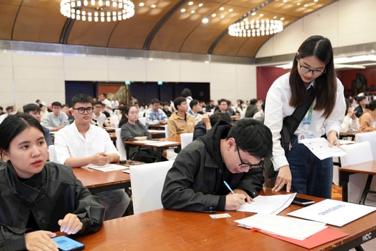 Đông đảo kỹ sư, sinh viên dự thi GSAT 2025 để vào làm tại Samsung Việt Nam
