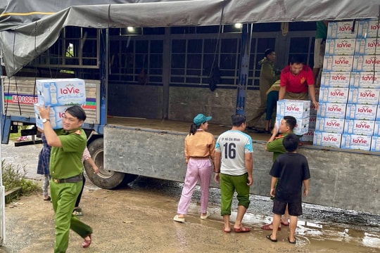Tiếp nhận và phân phối hàng cứu trợ quốc tế đến các tỉnh Gia Lai và Đắk Lắk