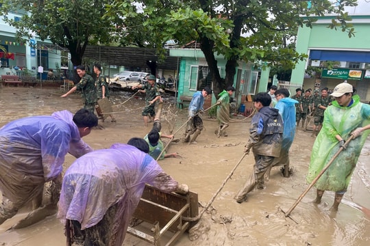 Hơn 8000 đoàn viên, thanh niên Khánh Hòa mang màu xanh hy vọng đến những vùng ngập lụt