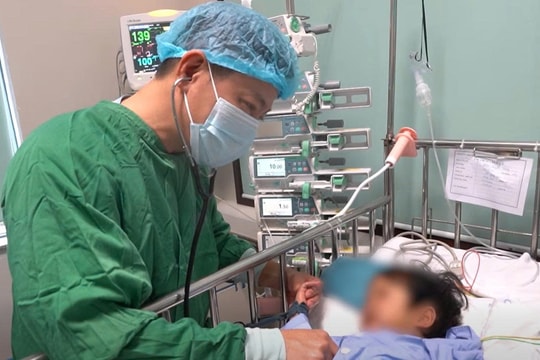 Ghép gan từ người cho chết não đầu tiên cứu sống bé gái 3 tuổi